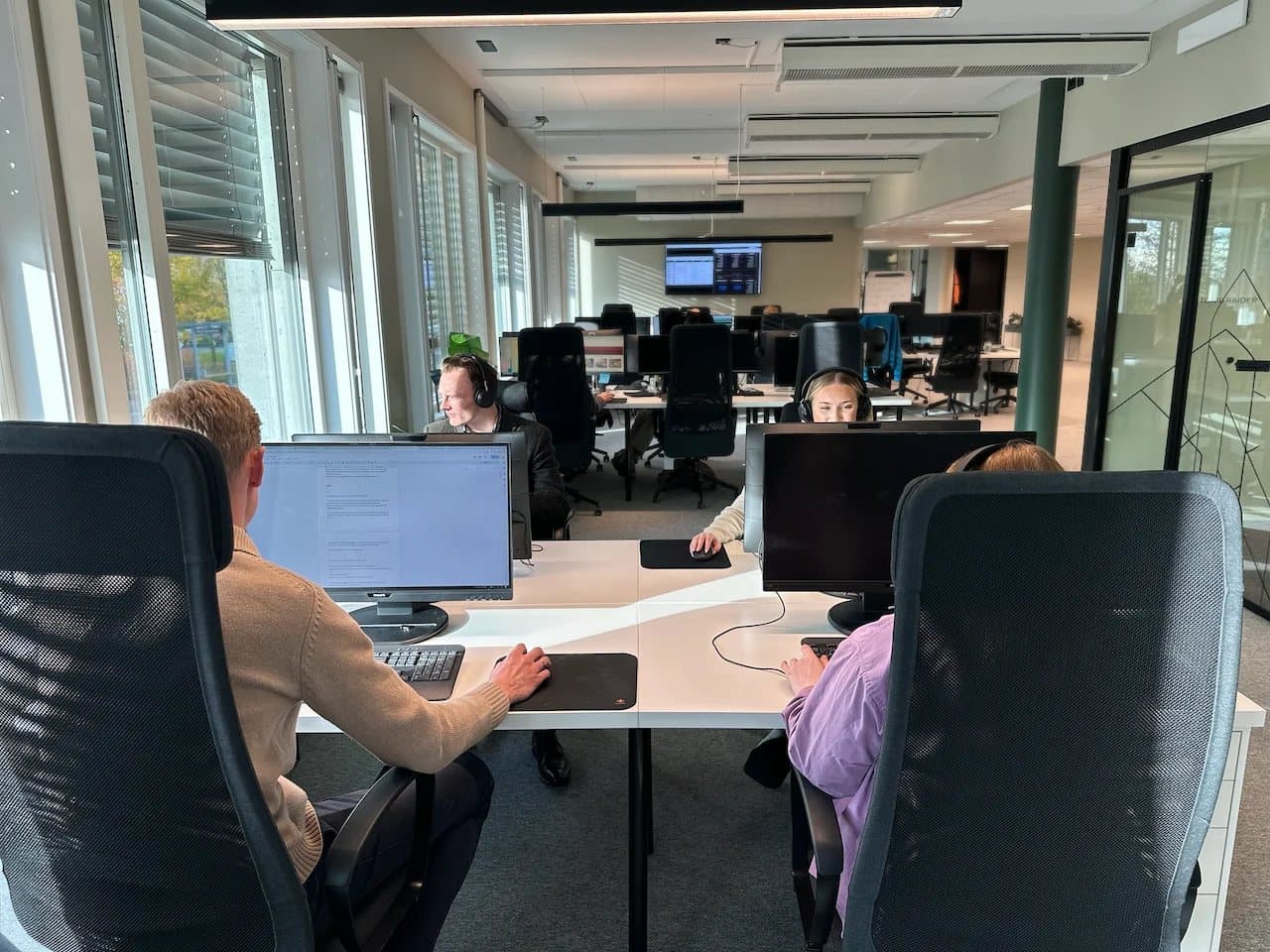 Kontorlandskapet hos Loyalty med lyse arbeidsplasser