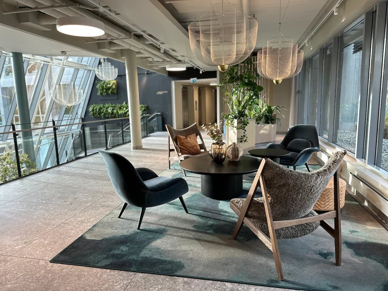 Lys lounge med sofaer og planter i Loyaltys lokaler