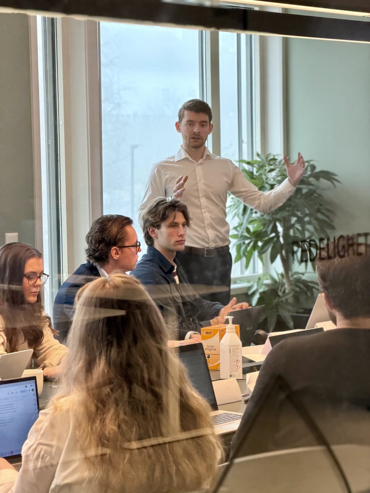 En instruktør holder opplæring for en gruppe nye medarbeidere
