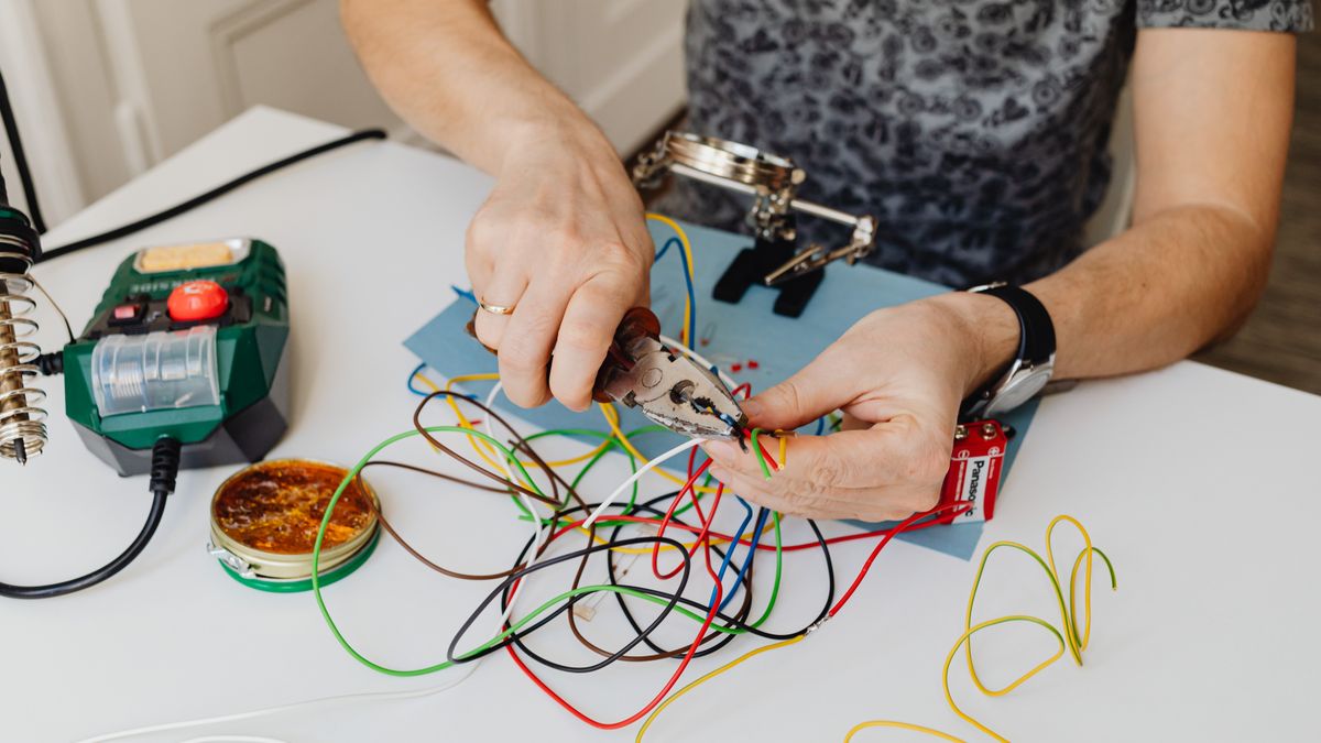 Elektriker i arbeid