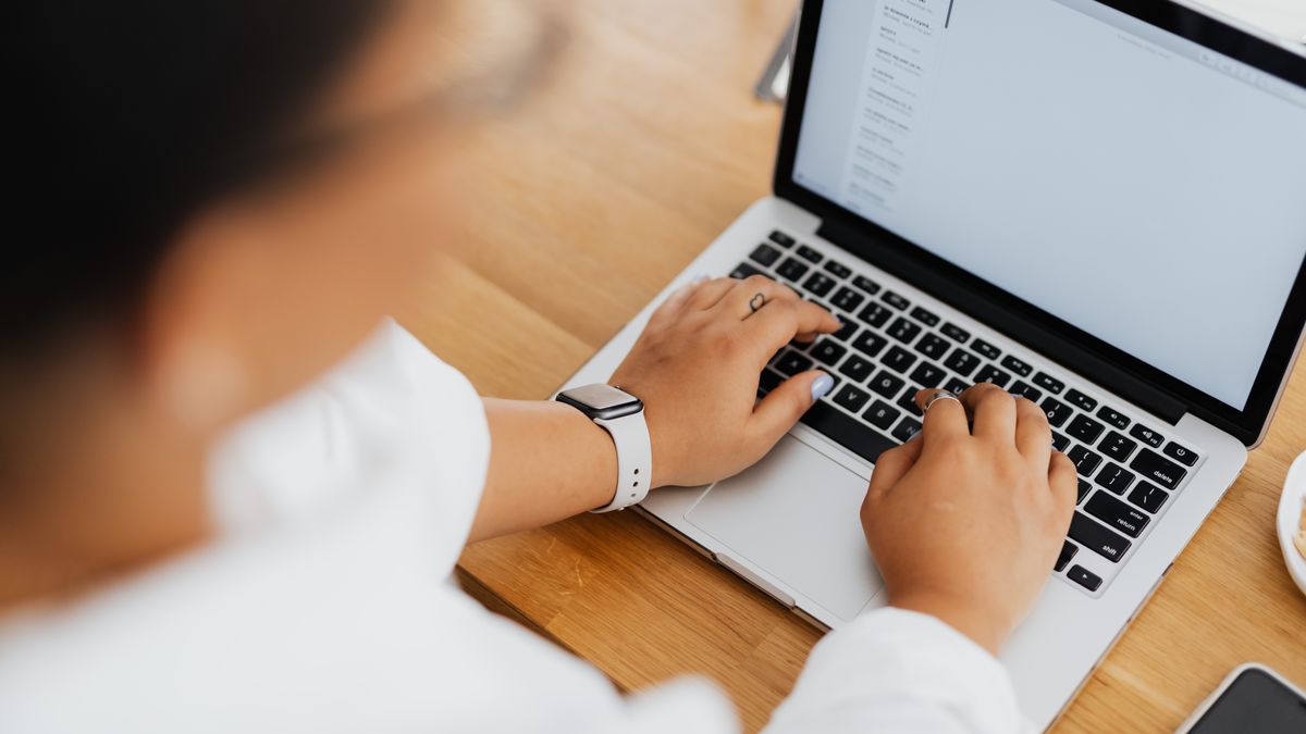Person skriver e-post på laptop