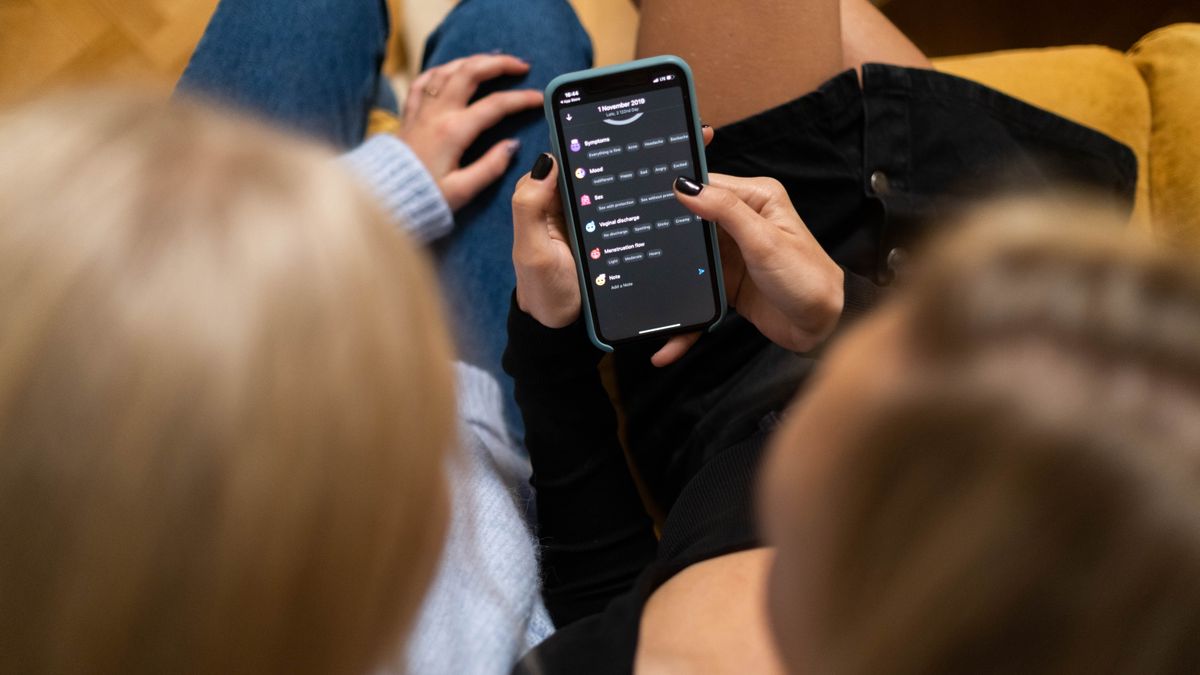 Venner ser på sosiale medier på mobilen