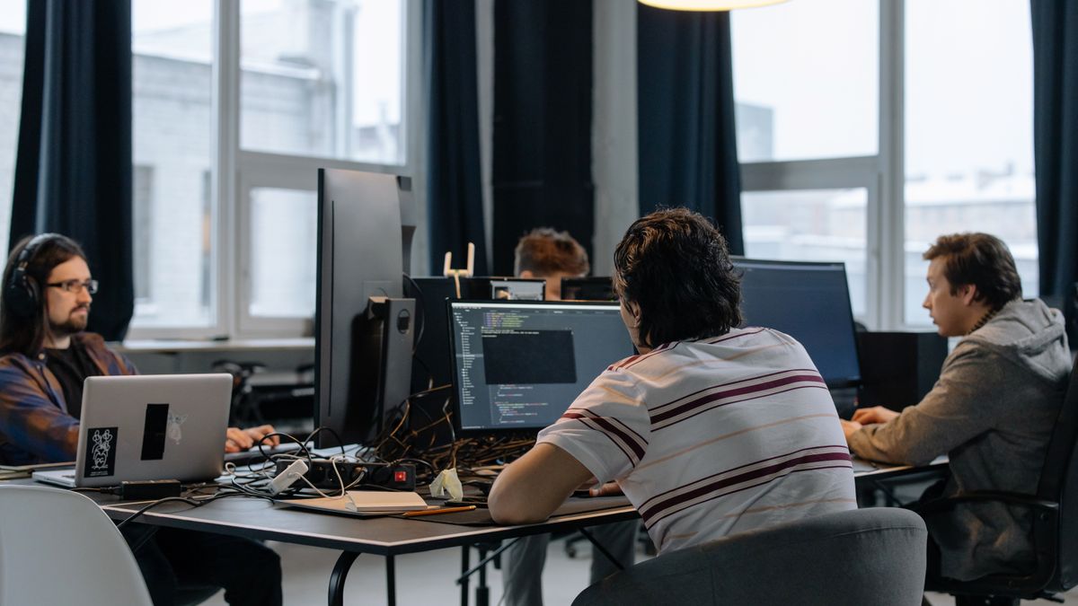 Utviklere som jobber på laptop